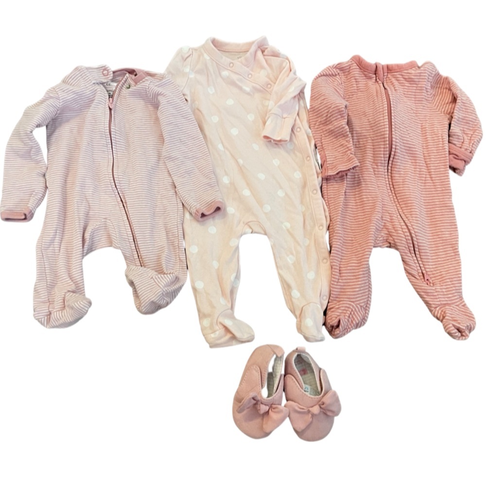 Bundle of 4 pieces girls items 0-3 months